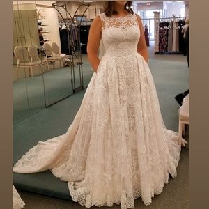 Beautiful Lace Oleg Cassini Wedding Dress